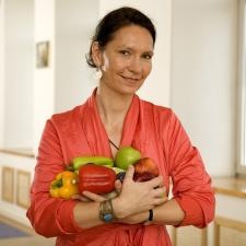 Никола Пфеффер - диетолог из Германии. Более 20 лет обучает китайской медицине, диагностирует и назначает лечение диетами.