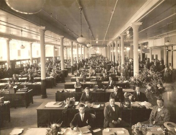 Так располагались служащие First National Bank of Chicago в начале 30х годов прошлого века