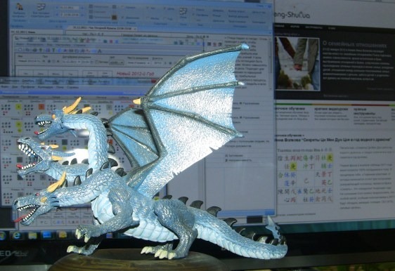 Синий дракончик на фоне монитора :)